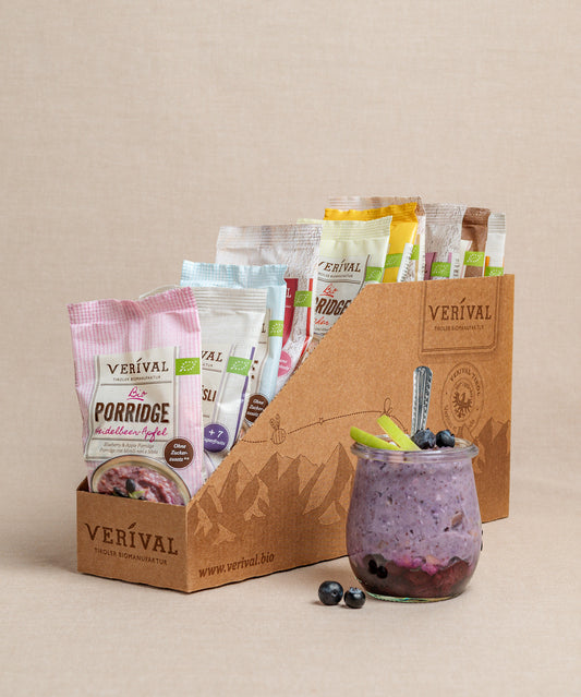 Die Frühstücks-Probierbox Top 10 von Verival Bio bietet eine charmante Präsentation von Mini-Müsli- und Porridge-Päckchen in einer unverwechselbaren Karton-Verpackung.