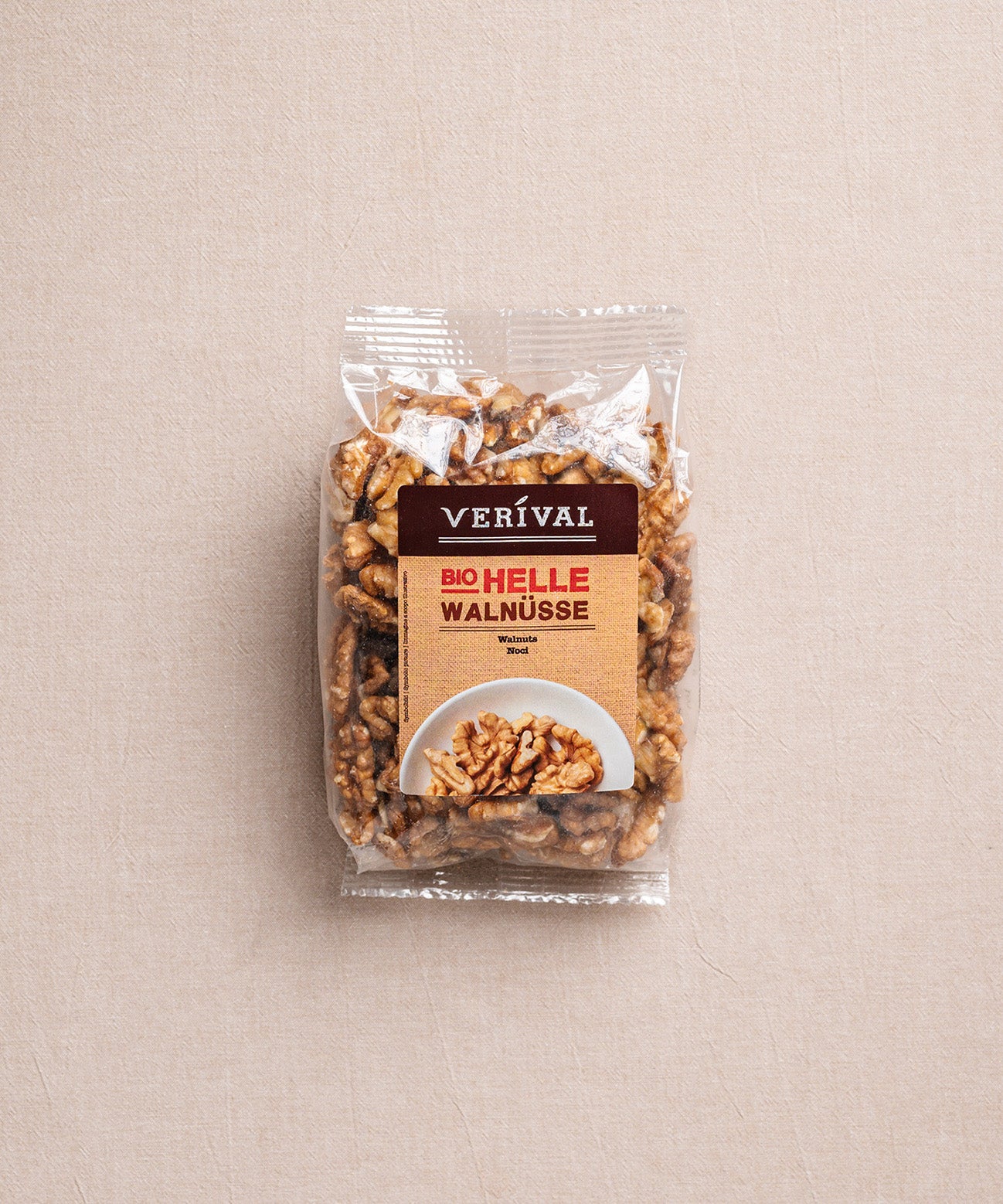 Eine Walnüsse-Packung von Verival Bio auf beigem Hintergrund zeigt ein Etikett mit Walnüssen in einer Schale und betont deren hohen Gehalt an Omega-3-Fettsäuren.