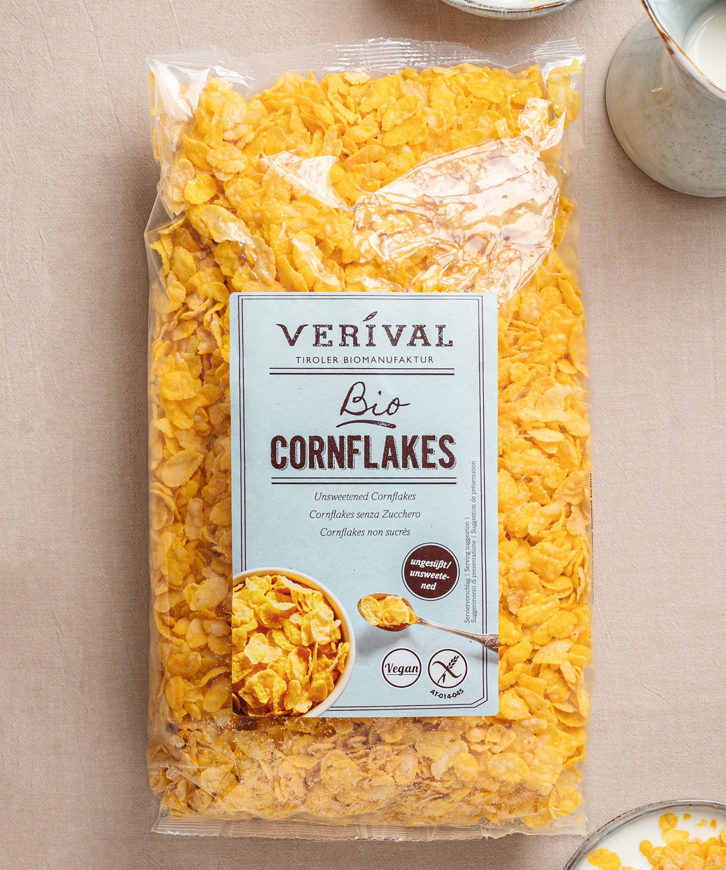 Auf einem Tisch steht eine Packung Cornflakes ungesüßt von Verival Bio, gekennzeichnet als ungesüßt und vegan.