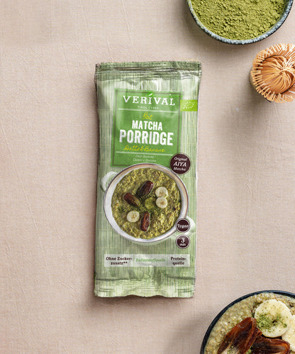 Eine „Protein Probierbox Top 10“ der Verival Bio GmbH liegt auf einem beigen Untergrund, umgeben von Schalen und Zubehör – perfekt für ein proteinreiches Frühstück ohne Zuckerzusatz.