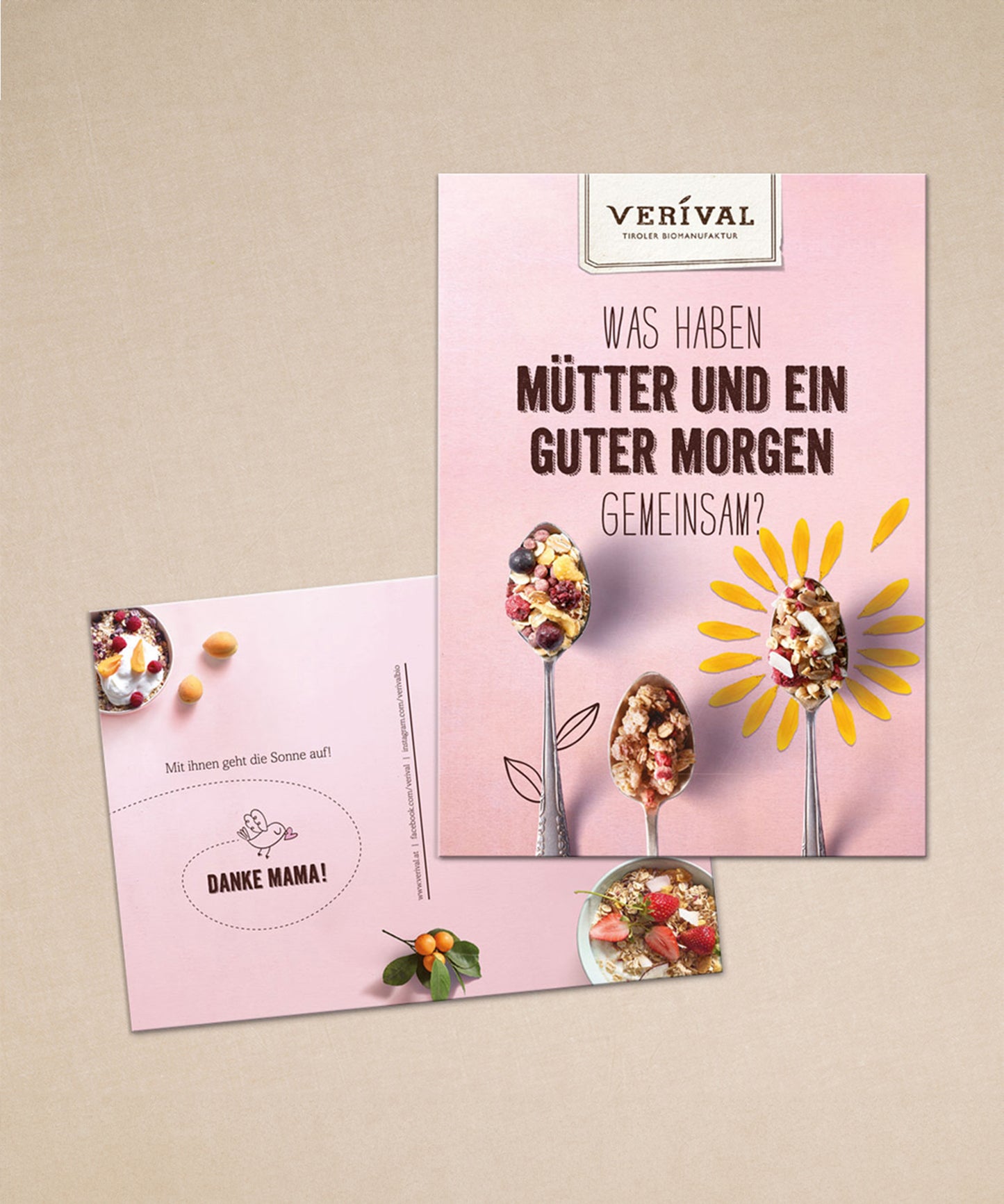 Zwei florale Postkarten der Verival Bio GmbH zeigen mit Müsli gefüllte Löffeln.