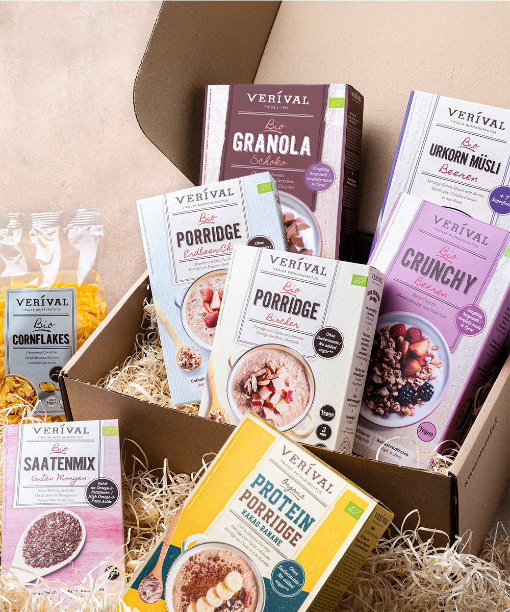 Das Set "Best Breakfast Friends" der Verival Bio GmbH enthält Granola, Müsli, Porridge, Cornflakes und Körnermischung in einer Strohhalmbox - ideal als gesundes Frühstücks-Geschenkset.